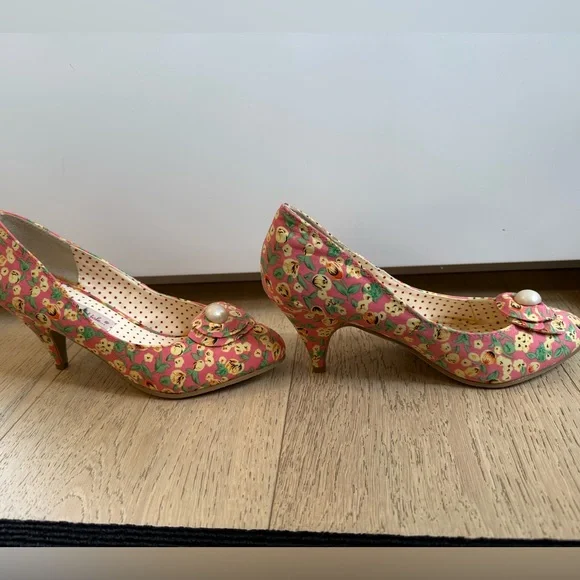 Vintage inspired floral heels with pearl button, women’s size 6 - Picture 2 of 3